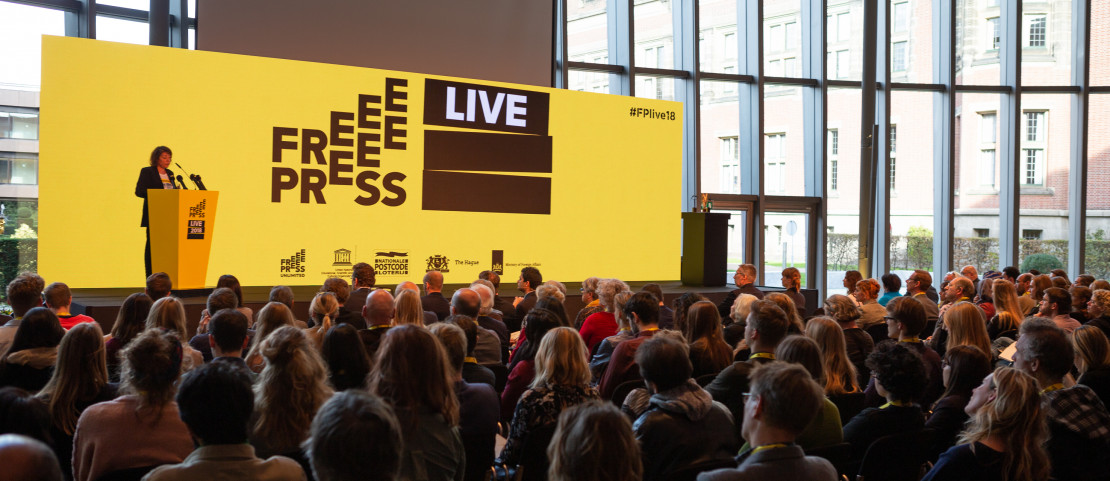 Photo of Ruth Kronenburg, director of Free Press Unlimited holding a speech at Free Press Live 2018