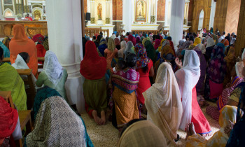 Aanbidders in een kerk ik Kerala, India